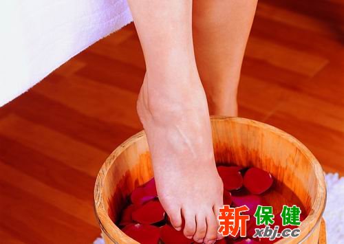 晚泡腳護肝腎